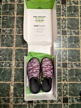OOFOS Pink Purple Camo Slip-On Recovery Shoes- Brand new w/ Box- Rare color.